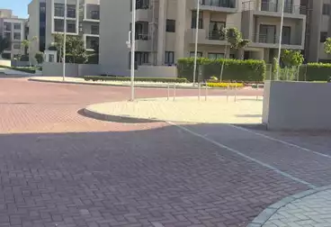 ستوديو بحديقة للبيع - 1 غرف - بالدور 0