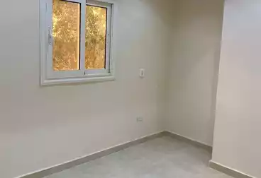 شقة بحديقة للبيع - 3 غرف - بالدور 0