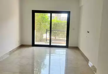 شقة بحديقة للبيع - 3 غرف - بالدور 1