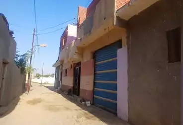 Building For sale - 5 rooms