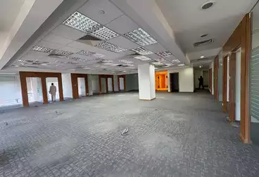 مكاتب للإيجار - 9 غرف - بالدور 5