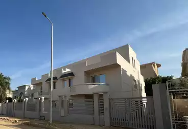 فلل للبيع - 8 غرف