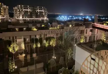 شقة بحديقة للبيع - 3 غرف - بالدور 1