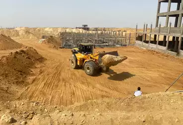 شقة بحديقة للبيع - 5 غرف - بالدور 1