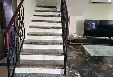 شقق للبيع - 7 غرف - بالدور 4