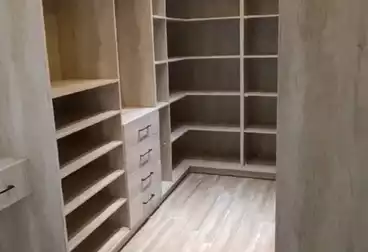 شقة بحديقة للبيع - 3 غرف - بالدور 0