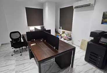 مكاتب للإيجار - 3 غرف - بالدور 3