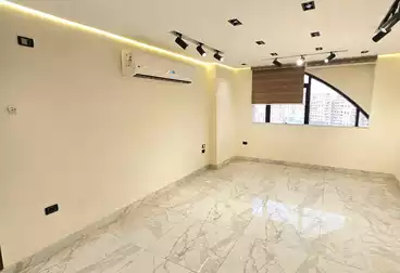 مكاتب للإيجار - 3 غرف - بالدور 7