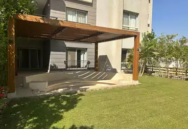 شقة بحديقة للبيع - 3 غرف - بالدور 1