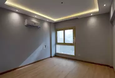 شقة بحديقة للبيع - 2 غرف - بالدور 0