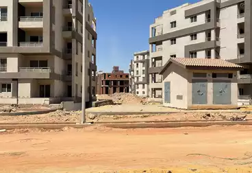 شقة بحديقة للبيع - 3 غرف - بالدور 1