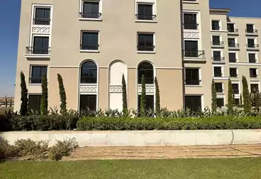 شقة بحديقة للبيع - 2 غرف - بالدور 0