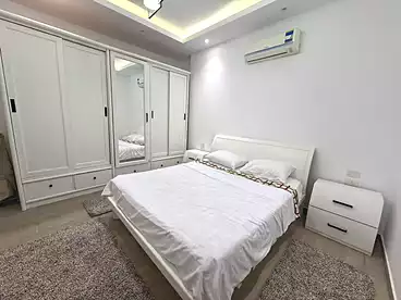 شقة بحديقة للإيجار - 2 غرف - بالدور 0