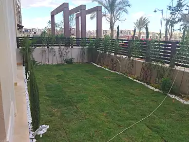 شقة بحديقة للإيجار - 2 غرف - بالدور 0