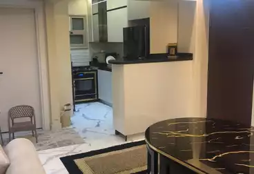 شقة بحديقة للبيع - 3 غرف - بالدور 1