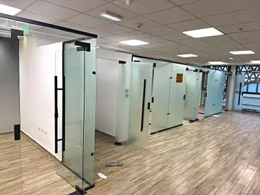 مكاتب للإيجار - 1 غرف - بالدور 1