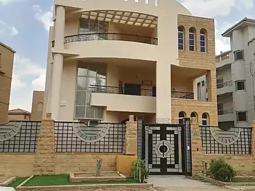 عقارات للبيع - 8 غرف
