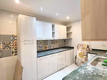 شقة بحديقة للبيع - 3 غرف - بالدور 1