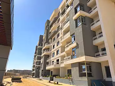 شقة بالحديقة للبيع - 4 غرف - بالدور 1