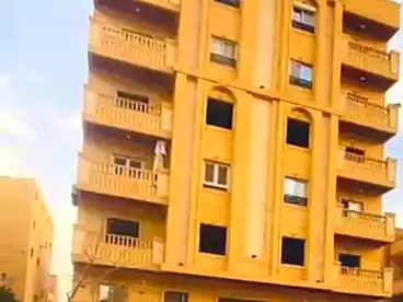 شقة بحديقة للبيع في الحي الخامس، الأحياء، 200 متر