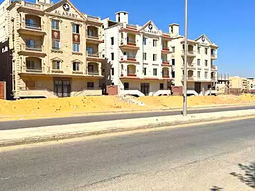 شقة بحديقة للبيع - 3 غرف - بالدور 0