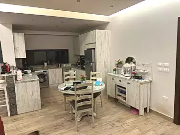 شقة بحديقة للإيجار - 2 غرف - بالدور 1