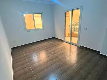 للإيجار في شارع 35، الحي الخامس، 230 متر