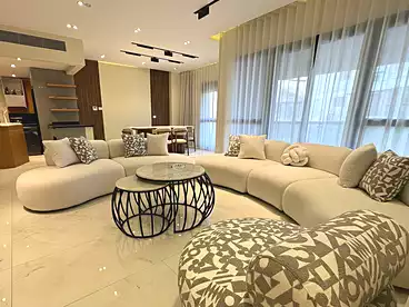 دوبلكس بحديقة للبيع في كمبوند تريو جاردنز - ام سكويرد، كمبوند بالتجمع الخامس، 295 متر