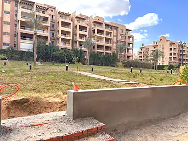 شقق للبيع في كمبوند جاردن هيلز - المصرية العربية للانشائات، كمبوند في ٦ اكتوبر، 200 متر