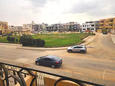 في امتداد غرب الجولف، غرب الجولف، 300 متر