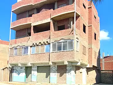 في قرية عامر، الجناين، 180 متر