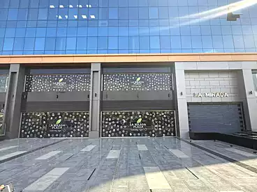 Shops For rent in 90th: Front AUC, 90th Street, 411 sqm