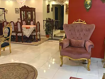 شقة بحديقة للبيع في المجاورة الاولى، الحي الثامن، 220 متر