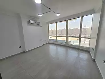 إداري للإيجار في شارع كارفور الرئيسي، زهراء المعادي، 220 متر