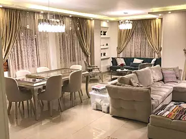 في شارع اخناتون، الحي الخامس، 200 متر