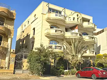 للبيع في شارع عبد العزيز باشا فهمي، النرجس 8، 200 متر