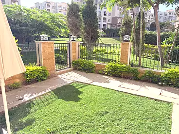 شقة بحديقة للبيع في شارع 13، المنطقه الأولى عمارات، 124 متر