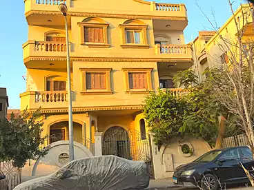 Duplex For sale in Street 6, Fifth Neighborhood, 380 sqm