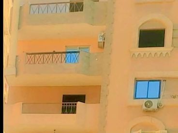 شقه للبيع اول بلكونه فى محطه المطبعه شارع عمر بن العاص