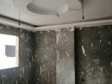 شقه للبيع نص تشطيب في فيصل الطوابق 3نمره من شارع الأربعين الرائسي في الدور 4 مساحه 150متر 3غرف ورسبش