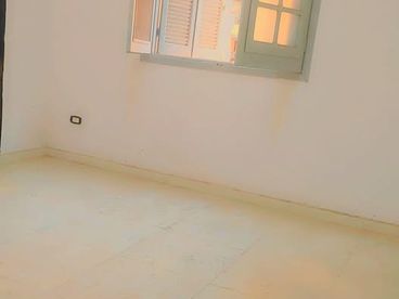 شقه للبيع فى محطه المطبعه شارع عمر بن العاص