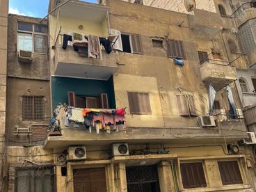 بشارع الجنزورى العباسية شقة فاضية ٤ قيراط من ٢٤ في العقار بأرضه