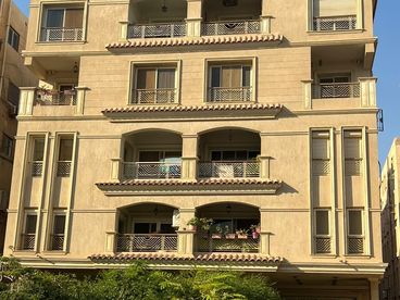 شقة بحديقة للبيع في النرجس عمارات، 310 متر