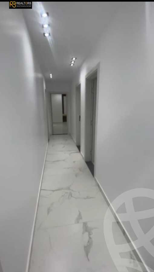 https://aqarmap.com.eg/en/listing/5509761-for-sale-cairo-el-sheikh-zayed-city-compounds-el-khamayel