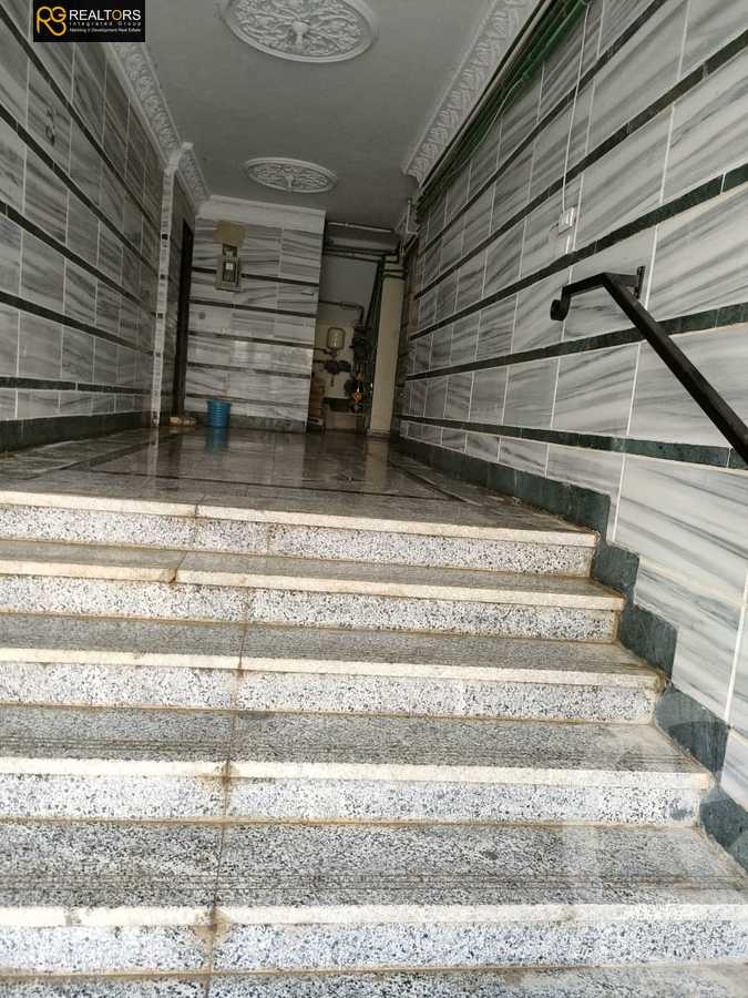 https://aqarmap.com.eg/en/listing/5510384-for-sale-cairo-6th-of-october-el-ahyaa-neighborhood-2nd-divided-from-al-kafrawei-st