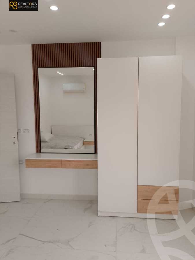 https://aqarmap.com.eg/ar/listing/5960402-for-sale-cairo-el-sheikh-zayed-city-compounds-el-khamayel