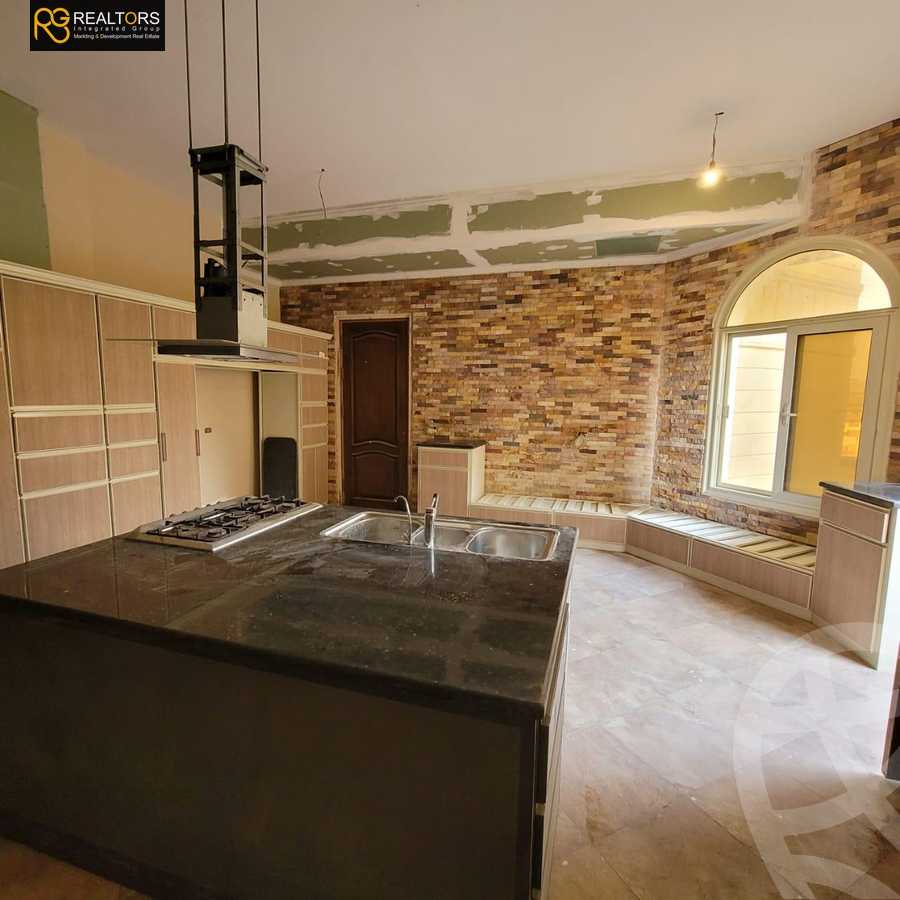 https://aqarmap.com.eg/en/listing/6303749-for-sale-cairo-el-sheikh-zayed-city-compounds-royal-city