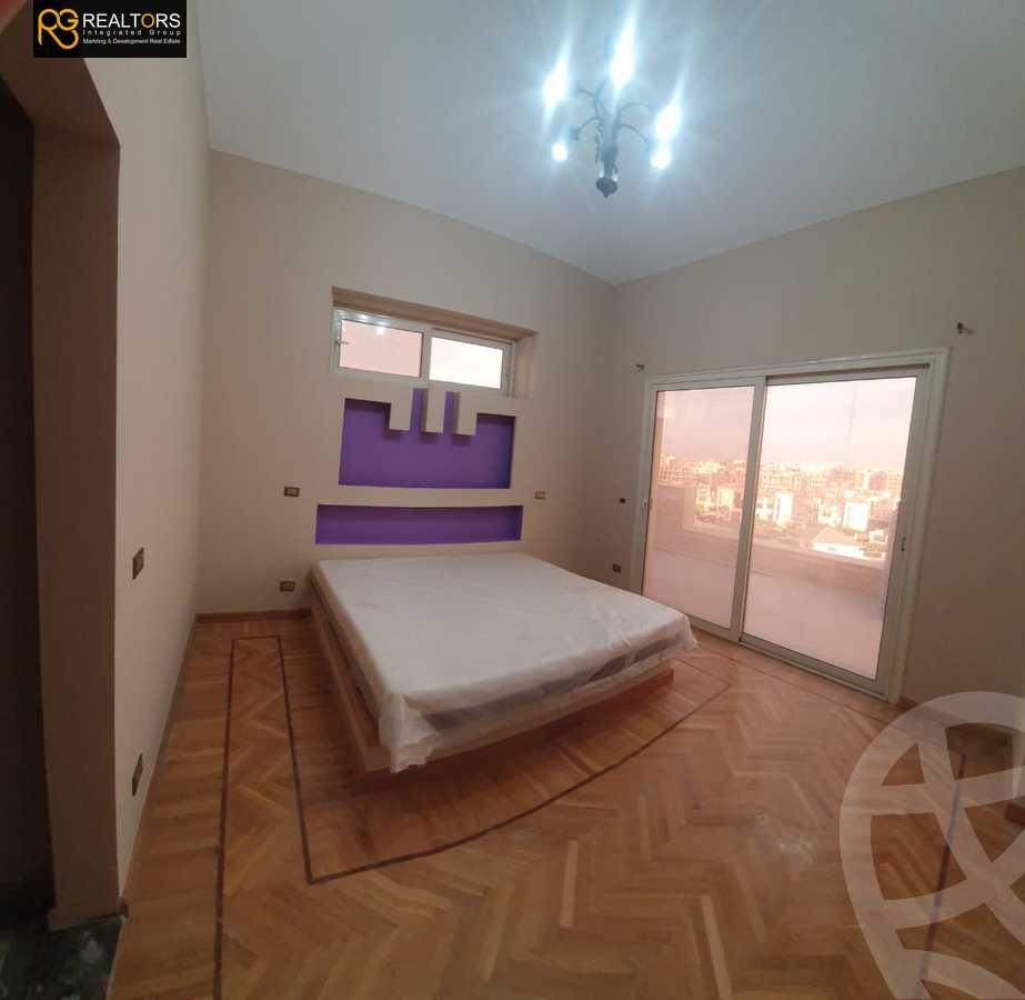 https://aqarmap.com.eg/en/listing/6303829-for-sale-cairo-el-sheikh-zayed-city-compounds-royal-city