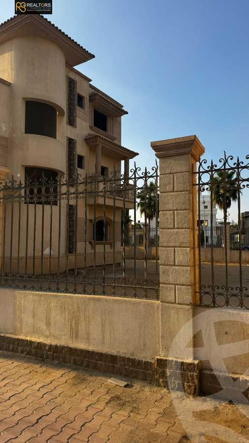https://aqarmap.com.eg/en/listing/6303911-for-sale-cairo-el-sheikh-zayed-city-compounds-royal-city