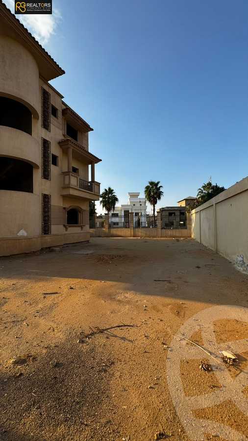 https://aqarmap.com.eg/en/listing/6303911-for-sale-cairo-el-sheikh-zayed-city-compounds-royal-city